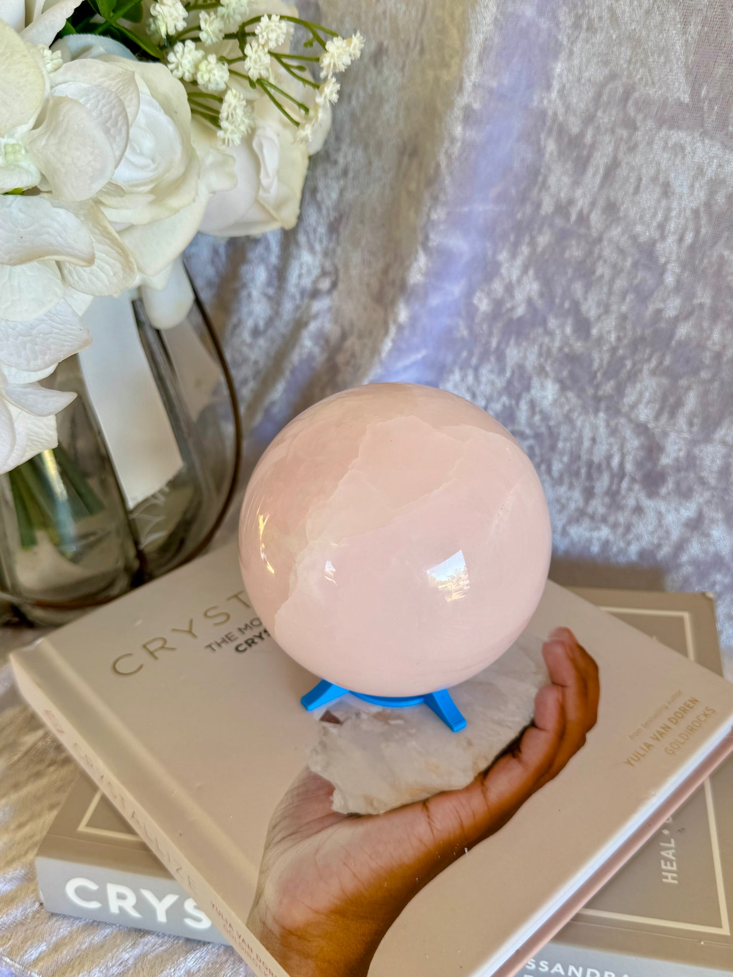 Mangano Calcite Sphere UV reactive