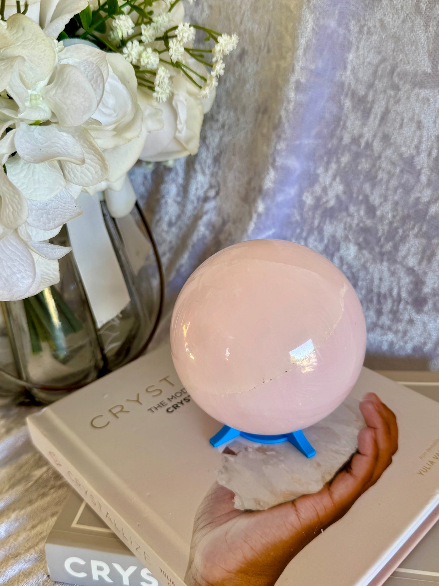 Mangano Calcite Sphere UV reactive